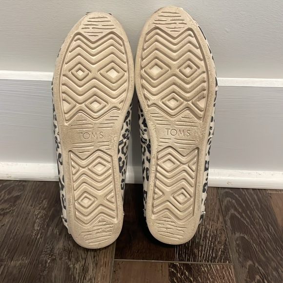 Tom’s snow leopard flats. Women size 7. - Picture 5 of 5